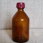 Rudo stiklo buteliukas su kamšteliu