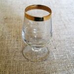 Stikliukas ant kojelės