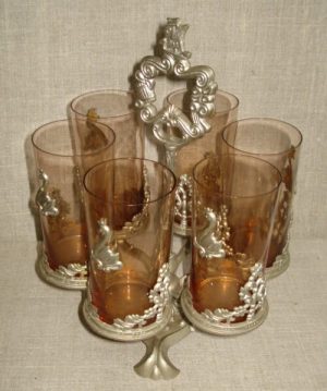 Stiklinių rinkinys stovelyje