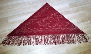 Trikampė skara su kutais