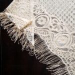 Trikampė skara su kutais