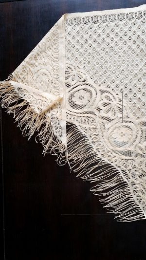 Trikampė skara su kutais