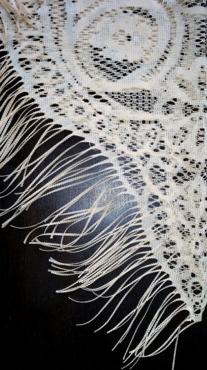 Trikampė skara su kutais