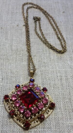 Pakabukas su grandinėle