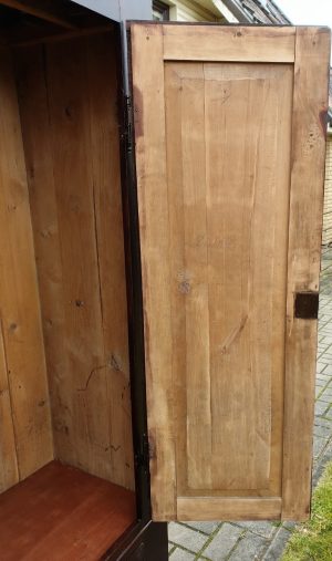 Spinta su stalčiais (1931 m.)