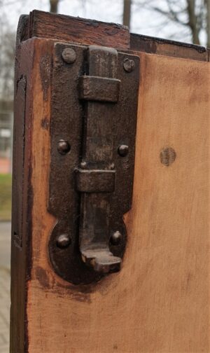 Spinta su stalčiais (1931 m.)