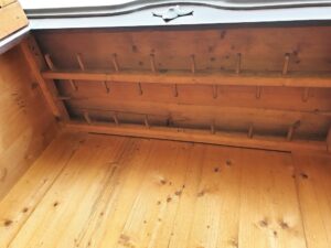 Spinta su stalčiais (1931 m.)