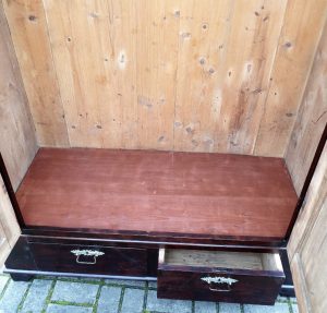 Spinta su stalčiais (1931 m.)