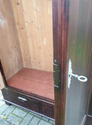 Spinta su stalčiais (1931 m.)