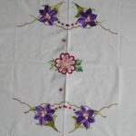 Balta siuvinėta staltiesė