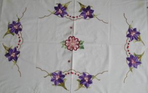 Balta siuvinėta staltiesė