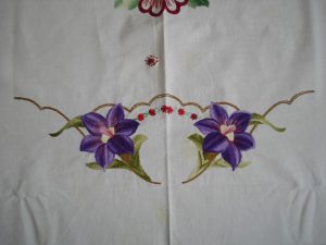 Balta siuvinėta staltiesė