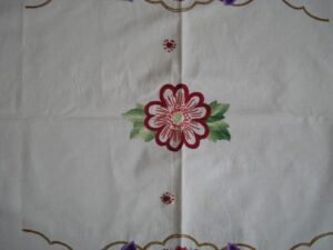 Balta siuvinėta staltiesė