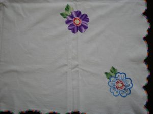 Balta siuvinėta staltiesė