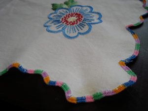 Balta siuvinėta staltiesė