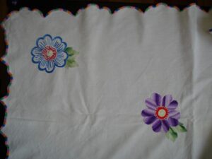 Balta siuvinėta staltiesė