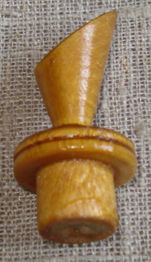 Medžiu dekoruotas butelis su stikline