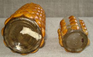 Medžiu dekoruotas butelis su stikline