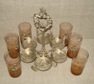 Stiklinių rinkinys stovelyje