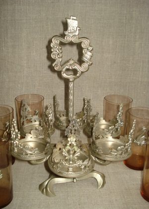 Stiklinių rinkinys stovelyje