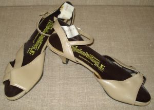 Sovietinės moteriškos basutės