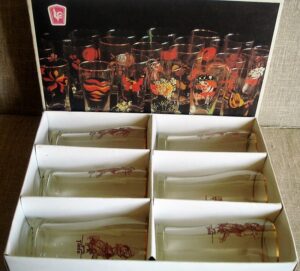 stiklinių rinkinys dėžutėje