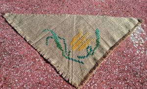 Trikampė servetėlė lentynai