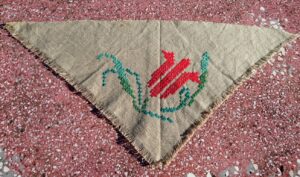 Trikampė servetėlė lentynai