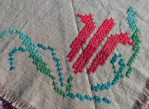 Trikampė servetėlė lentynai