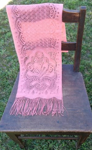 Rožinis šalikėlis