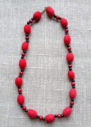 Veltos vilnos karoliai