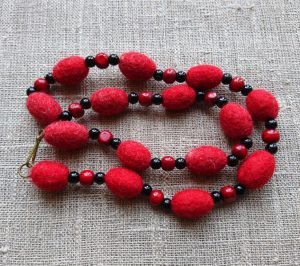 Veltos vilnos karoliai