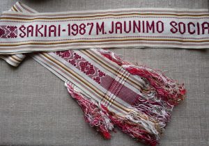 Austa juosta "Šakiai. 1987. Jaunimo socialistinio lenktyniavimo nugalėtojui"