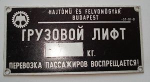 Metalinis užrašas "Грузовой лифт"
