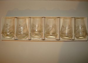 Sovietinių stikliukų rinkinys dėžutėje