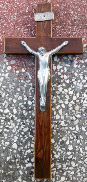 pakabinamas kryžius