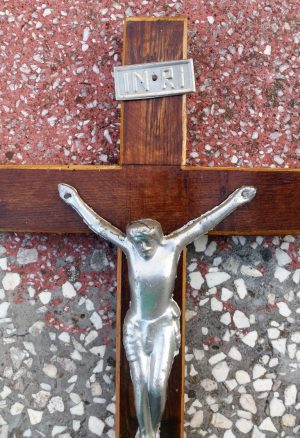 pakabinamas kryžius