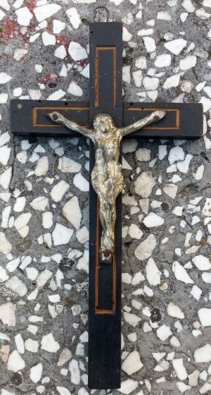 pakabinamas kryžius