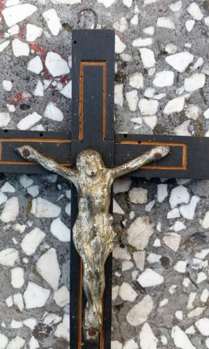 pakabinamas kryžius