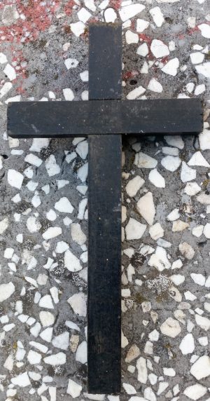 pakabinamas kryžius