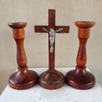 Senovinės šarvojimo žvakidės ir kryžius