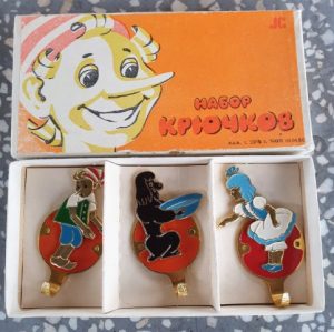 Metalinių pakabų rinkinys