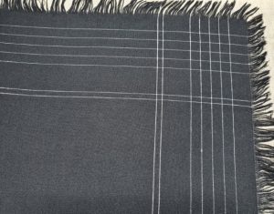 Juoda skara su blizgučiu