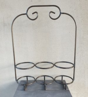 Metalinis butelių stovas