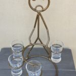 Metalinis stovas stikliukams