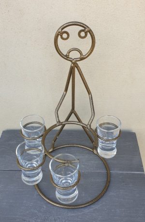 Metalinis stovas stikliukams
