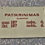 Užrašas ant durų "Patikrinimas"