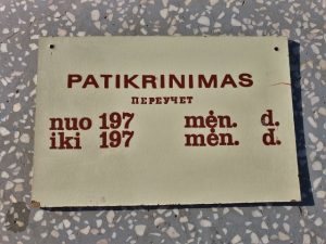 Užrašas ant durų "Patikrinimas"