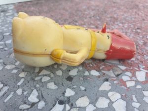 Senas eglutės žaisliukas "Besmegenis" - Image 2