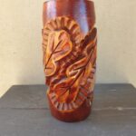 Medinė vaza su ąžuolo lapais